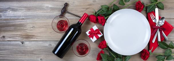 Cena de San Valentín con vino tinto sobre fondo rústico de madera
  - Foto, imagen