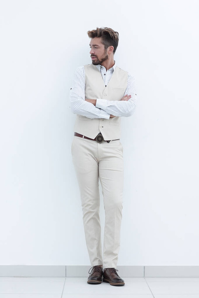 Full length portrait of stylish man with crossed hands - Foto, afbeelding
