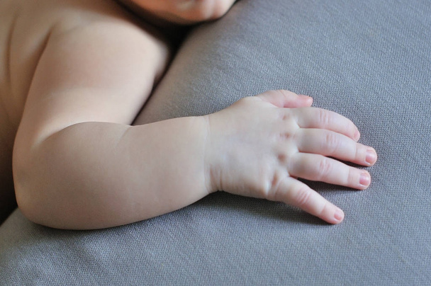 Baby hand on bed, closeup - Foto, Bild
