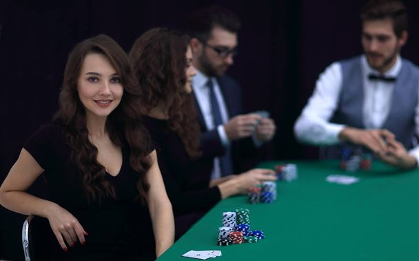 σύγχρονη γυναίκα των επιχειρήσεων κάθεται στο τραπέζι ζάρια σε ένα καζίνο. - Φωτογραφία, εικόνα