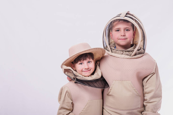 Діти в костюмах бджоляра позують на студійному білому тлі
. - Фото, зображення