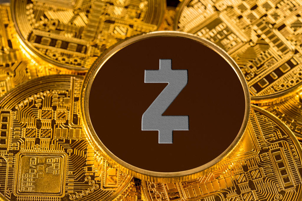 Иллюстрация криптовалюты Zcash с золотым фоном
 - Фото, изображение
