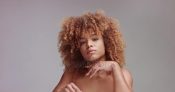 змішана раса чорна жінка з нейтральним портретом макіяжу
 - Кадри, відео