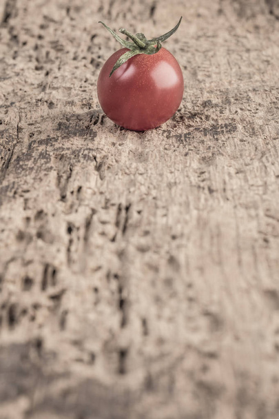 Tomate maduro na mesa de madeira
 - Foto, Imagem