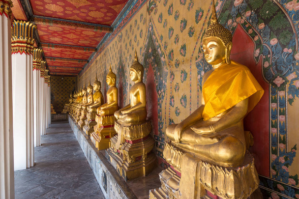 Buddha statues at Wat Arun Bangkok Thailand - Foto, afbeelding