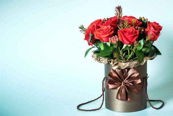 A virágok-csokor, a barna vázában elszigetelt fénykép - Fotó, kép