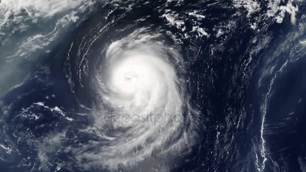 huragan przędzenia w ocean z satelity z góry. oczy duże tajfun. huragan w oceanie. storm huragan, tornado, widok z satelity - Materiał filmowy, wideo