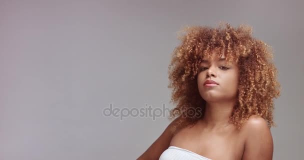 Schwarze Frau mit neutralem Make-up-Porträt - Filmmaterial, Video