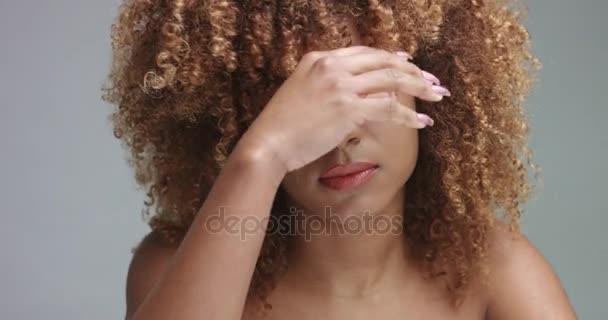 mixed race black woman with neutral makeup portrait - Filmati, video