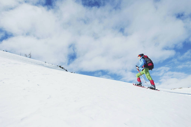 Hiker in winter mountains. Man with backpack trekking in mountai - Fotoğraf, Görsel