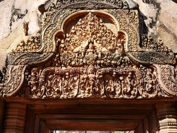 Сием Рип, Камбоджа - 23 декабря 2017 года: Бантей Срей - камбоджийский храм X века, посвящённый индуистскому богу Шиве. Он славится своей сложной отделкой, вырезанной из розового песчаника, который покрывает стены, как гобелен
.  - Фото, изображение