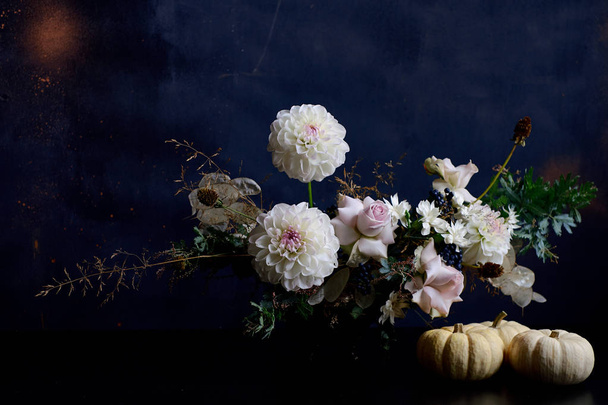 Beautiful white peones bouquet on black table - Foto, immagini