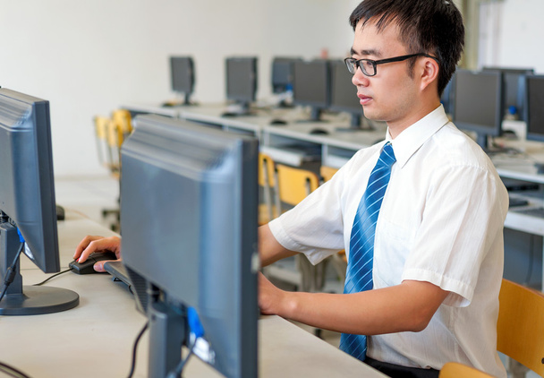 コンピューター室で働くアジアの男 - 写真・画像