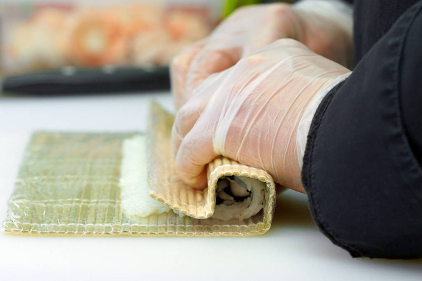 Comida japonesa. El proceso de cocción de Roll. Vista de cerca
 - Foto, imagen