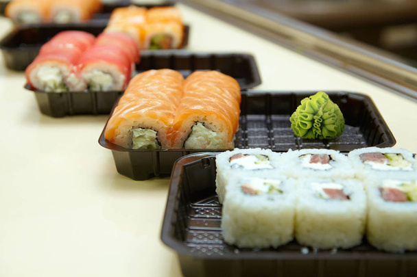 Japon yemekleri. Roll's pişirme işlemi. Görünümü kapatın - Fotoğraf, Görsel