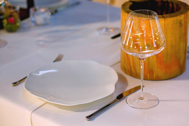 Υπηρεσία ρυθμίσεων κομψό εστιατόριο τραπέζι υποδοχής με δεσμευμένες κάρτα - Φωτογραφία, εικόνα