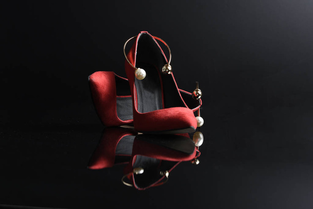 punainen korkokenkiä nainen kengät
 - Valokuva, kuva