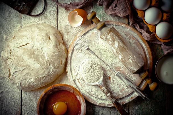 Taikina jauhoja vanhalla pohjalla koostumuksessa keittiötarvikkeet
 - Valokuva, kuva