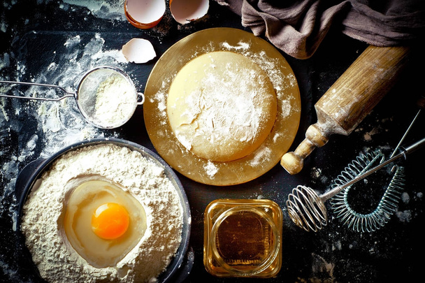 Ciasto z mąki na tle starego składu z Akcesoria kuchenne - Zdjęcie, obraz