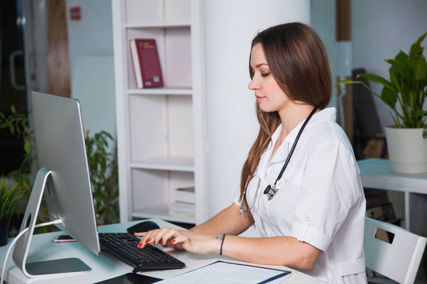 Naislääkäri konsultoi potilasta internetissä. Neuvoo web-kameralla klinikalla. Terveydenhuollon diagnostiikan käsite
 - Valokuva, kuva