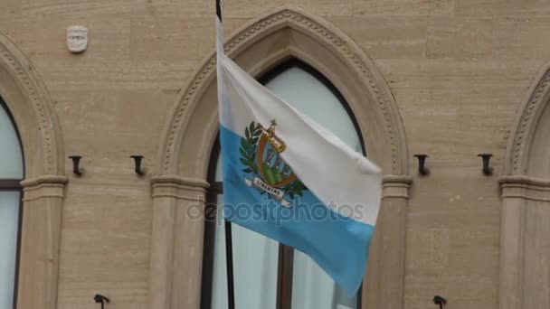 Die Flagge der Republik San Marino am Regierungspalast - Filmmaterial, Video