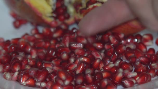 Temizleme ile nar meyve kesme parçalar halinde ve olgun kırmızı nar meyve tatlıları hazırlanması için temizlik - Video, Çekim