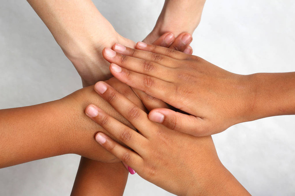 руки разных людей, уложенные друг на друга
 - Фото, изображение