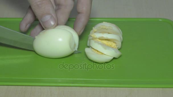 Pokrój jajka z nożem do cięcia i szlifowania jajka na twardo z nóż kuchenny. Gotowanie w domu sałatek - Materiał filmowy, wideo