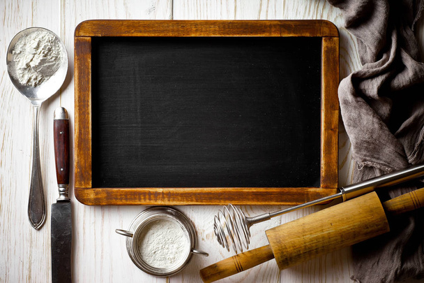 Mutfak aksesuarları ile bir kompozisyon içinde eski bir arka plan üzerinde un ile hamur - Fotoğraf, Görsel