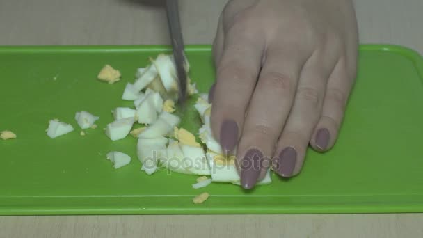 キッチン ナイフで切削・研削ゆで卵ナイフで卵をカットします。家庭でサラダを調理 - 映像、動画