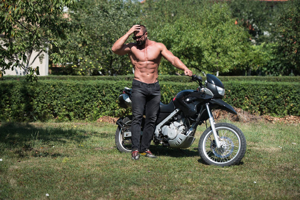 Biker Man Bodybuilder And The Bike - Fotoğraf, Görsel