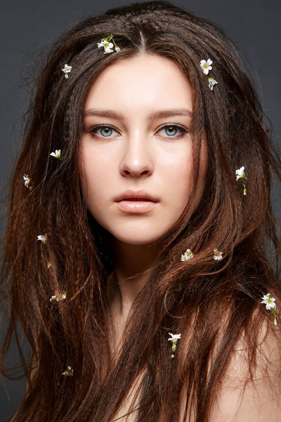 chica con muchas flores pequeñas en el pelo largo
 - Foto, Imagen