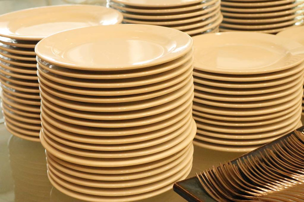 pila de platos blancos
 - Foto, Imagen