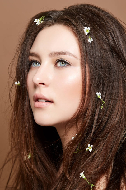menina com muitas flores pequenas no cabelo longo
 - Foto, Imagem