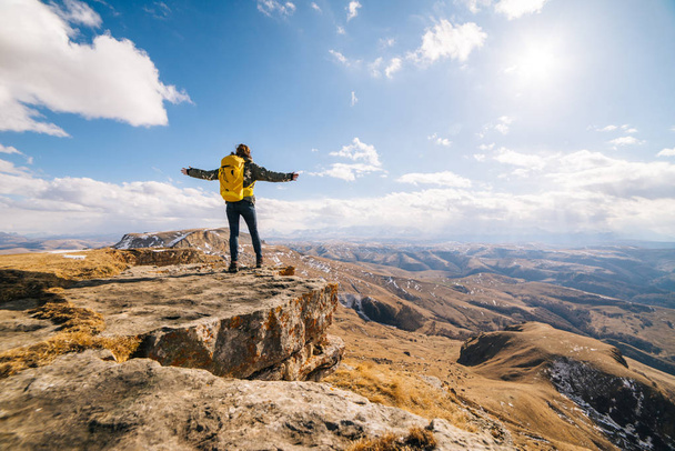 счастливая девушка путешествует по Кавказским горам с желтым рюкзаком
 - Фото, изображение