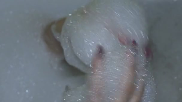 Espuma de champú en las manos Hermosa mujer bañándose en el baño jugando con espuma en sus manos salió del champú
 - Metraje, vídeo