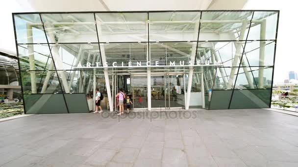 Singapore - January 04, 2018: Video footage of tourist walking through the doorway of ArtScience Museum Singapore - Πλάνα, βίντεο