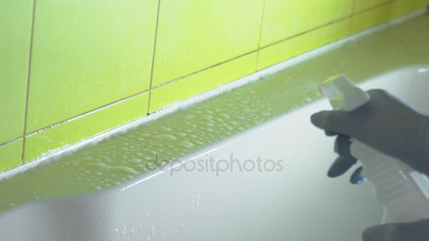 Laver les murs avec du détergent pour sanitaires
 - Séquence, vidéo