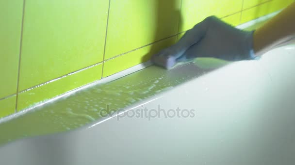 Laver les murs avec du détergent pour sanitaires
 - Séquence, vidéo