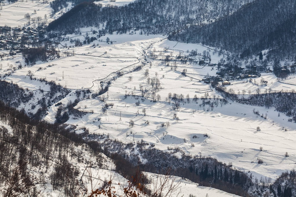 Pueblo de montaña en las montañas del Cáucaso en invierno, Svaneti, G
 - Foto, imagen