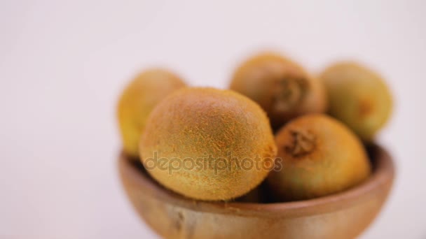 Circular motion: several ripe kiwi in a plate on a bright background. - Footage, Video