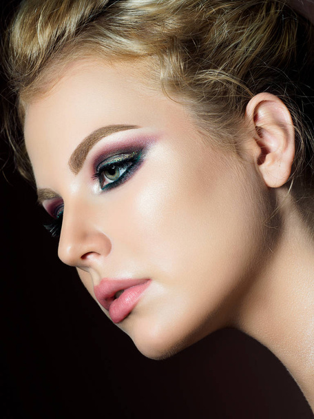 Beauty portrait of young woman evening makeup - Foto, afbeelding