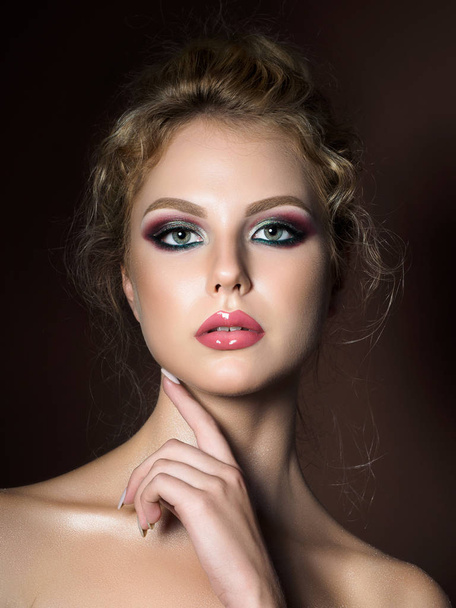 Beauty portrait of young woman evening makeup - Foto, Imagem