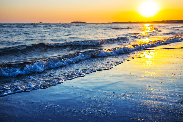 schöne Meeresküste bei Sonnenaufgang - Foto, Bild