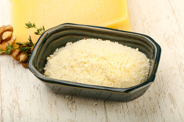 Montón de queso rallado parmesano con nueces y tomillo
 - Foto, Imagen