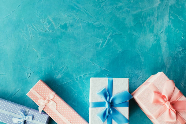 gift box blue pink choose present boy girl - 写真・画像