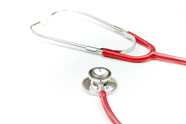 Stetoscopio rosso isolato su sfondo bianco - Foto, immagini