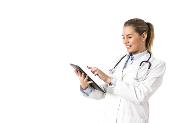 Молодая женщина врач с помощью цифрового планшета
 - Фото, изображение