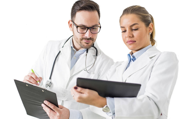 Dijital tablet ile genç doktorlar - Fotoğraf, Görsel