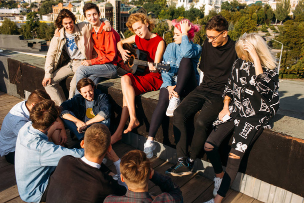 youth travel europe sit rooftop sing enjoy smile - Foto, Imagen